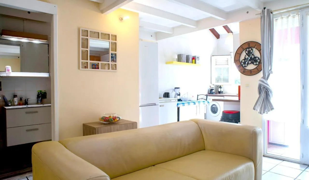 Appartement Confortable En Ville Du Moule Avec Terrasse Le Moule